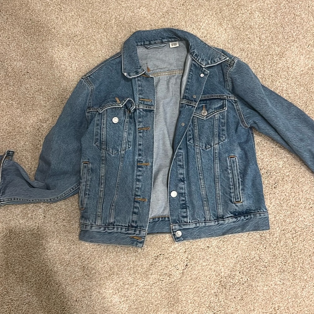 Women’s Small Levi Jean Jacket - medium to light wash